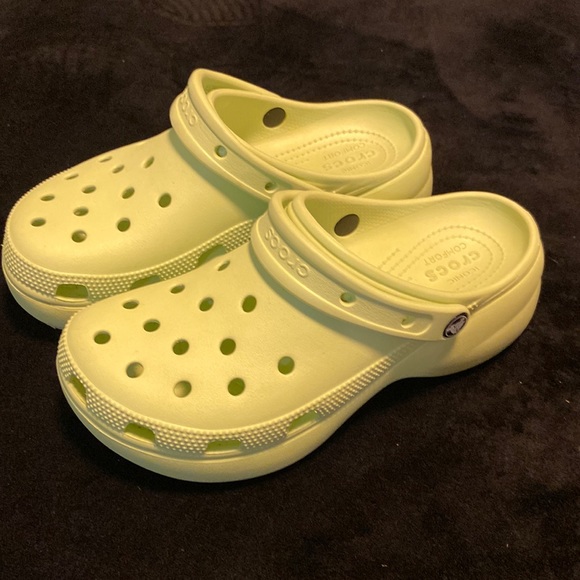 classic light green platform crocs, women’s size 9.5—men’s size 7.5 - Picture 2 of 5